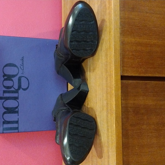 Indigo by Clarks women's Hedda Black Lea booties. EUC like new in box. Size 9M. - Picture 8 of 11